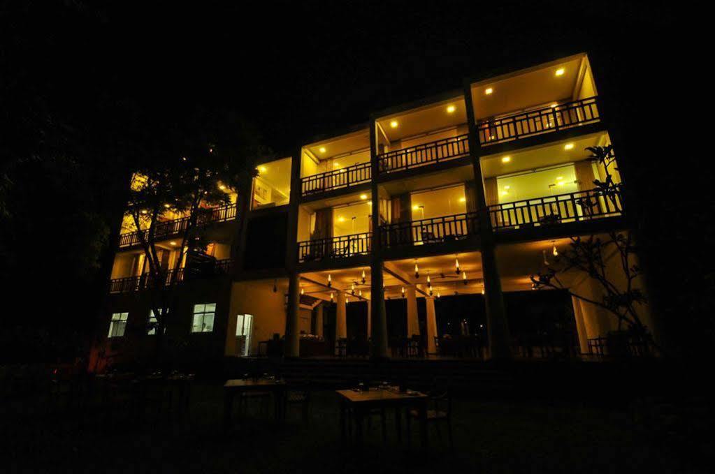 Yala Oga Reach Hotel Tissamaharama Exterior foto
